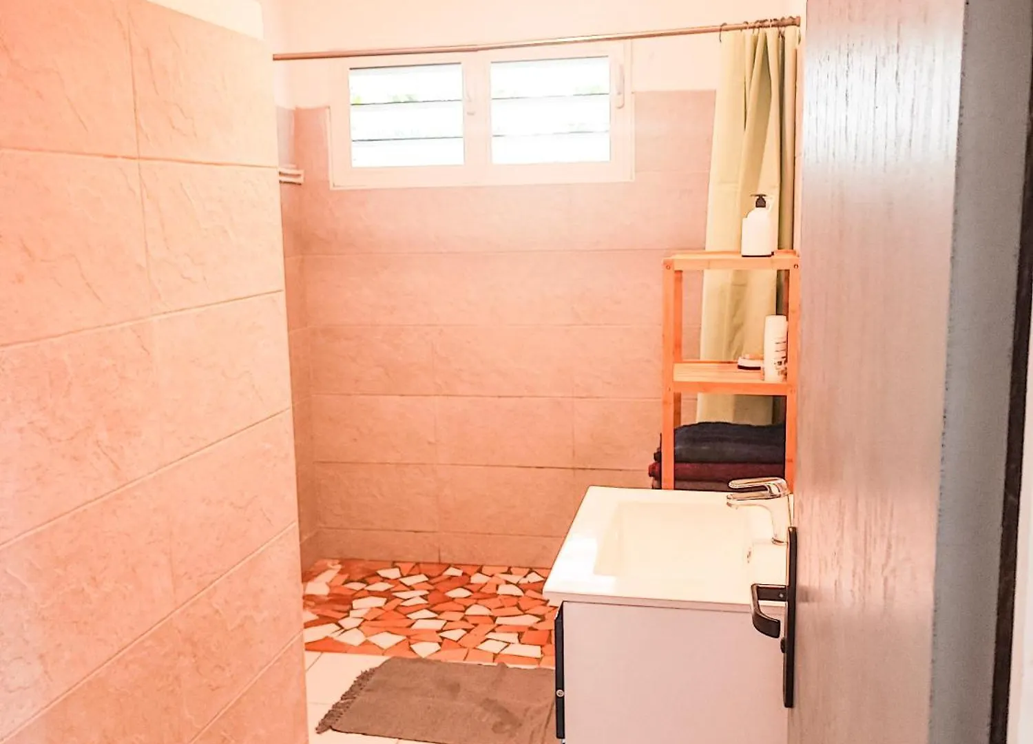 Maison Familiale Jeanne Le Moule Location Saisonniere 4 - 7 Pers 0*,  Guadeloupe